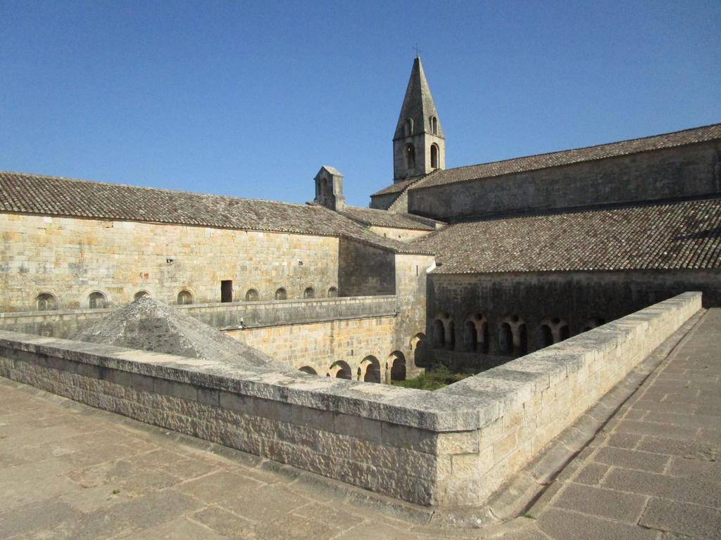 Logis Hostellerie De L'Abbaye Le Thoronet Exteriér fotografie