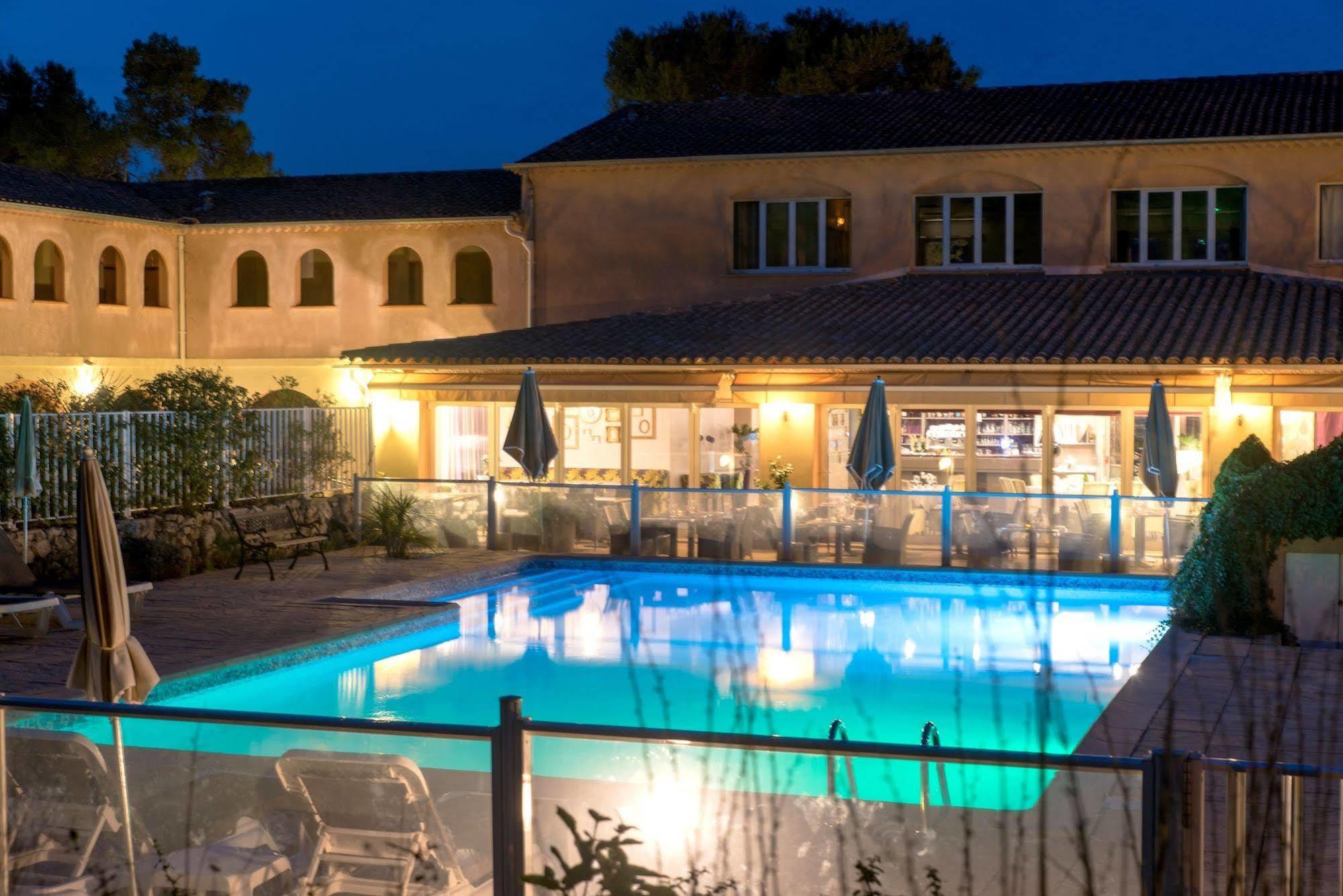 Logis Hostellerie De L'Abbaye Le Thoronet Exteriér fotografie